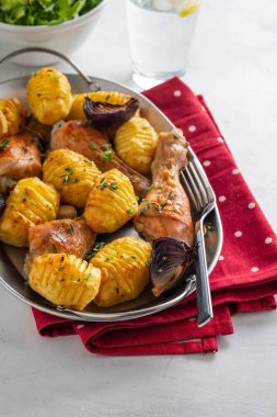 Baharatlı tavuk fırında patates, sarımsak, soğan, limon ve taze maydanoz ile. Sembolik görüntü. Ev yemek yaptım. Kavramı bir lezzetli ve sağlıklı yemek için.