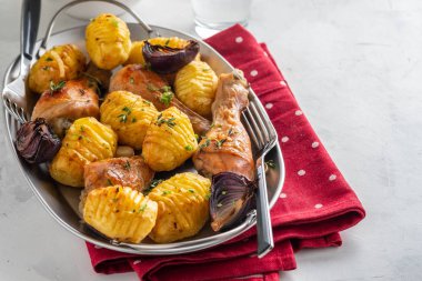 Baharatlı tavuk fırında patates, sarımsak, soğan, limon ve taze maydanoz ile. Sembolik görüntü. Ev yemek yaptım. Kavramı bir lezzetli ve sağlıklı yemek için.
