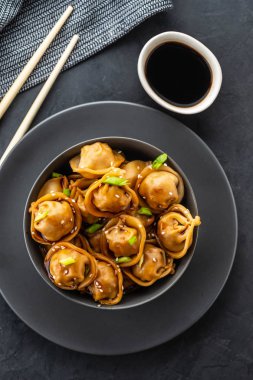 Asya köfte kase, çubuklar, plakalar. Asya tablo ayarı. Çin köfte yemek için. Seçici odak. Asya tarzı dekorasyon. Çin taze ev yapımı yiyecek. Portre