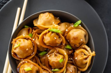 Asya köfte kase, çubuklar, plakalar. Asya tablo ayarı. Çin köfte yemek için. Seçici odak. Asya tarzı dekorasyon. Çin taze ev yapımı yiyecek. Portre