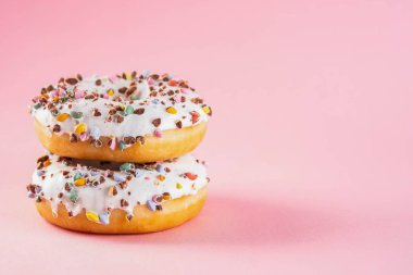 Pastel pembe arka plan üzerine krema ile çörek. Tatlı çörek. Kopya alanı.