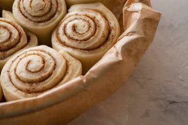 Ham tarçın pişirme plaka mutfak masasının üzerinde rulo. Kopya alanı.