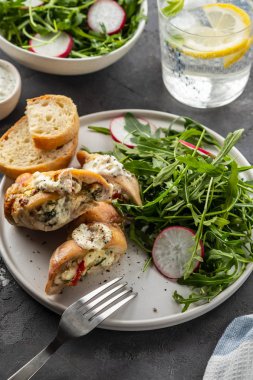 Mantar, yeşil soğan, biber ve süslenmiş taze salata ve roket salata ile kavrulmuş tavuk göğsü dolması.