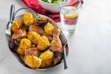 Baharatlı tavuk fırında patates, sarımsak, soğan, limon ve taze maydanoz ile. Sembolik görüntü. Ev yemek yaptım. Kavramı bir lezzetli ve sağlıklı yemek için.