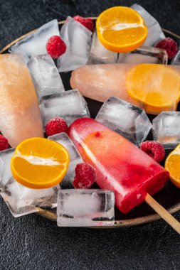 Ev yapımı çubuklu dondurmayı meyveler ve meyve ile. Meyve dondurma.