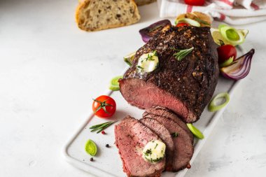 Beyaz arka plan üzerinde sos ve et çatalı ile biftek. Kopya alanı.