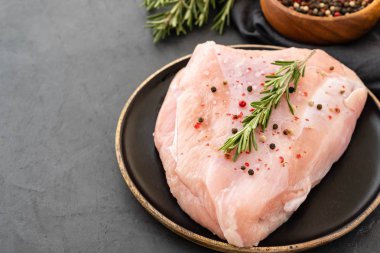 Türkiye'de meme çiğ et baharatlar karanlık bir arka plan ile. Kopya alanı.