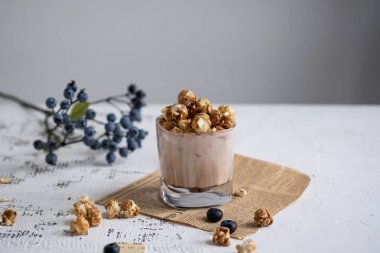 Kakao ile beyaz bir tablo üzerinde çikolata patlamış mısır.