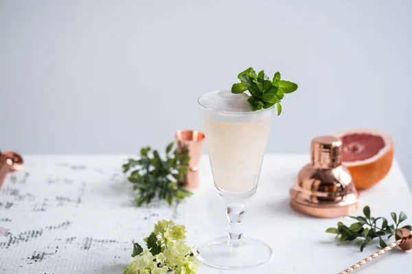 Champagne Cocktail con liquore e pompelmo. Copia spazio . — Foto Stock
