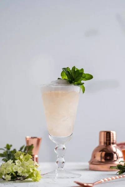 Champagne Cocktail con liquore e pompelmo. Copia spazio . — Foto Stock