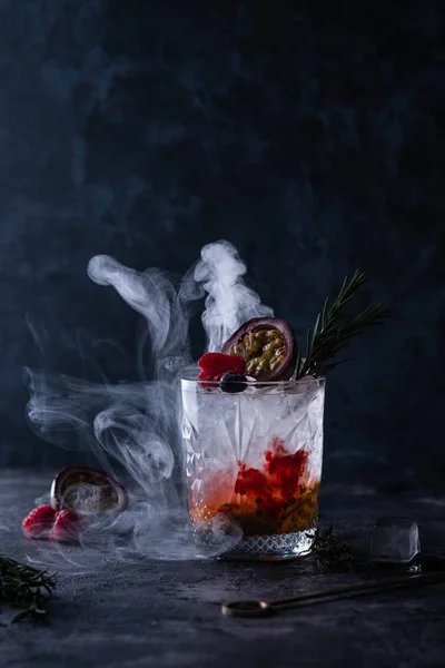 Rinfrescante con un bicchiere di cocktail al frutto della passione su sfondo nero . — Foto Stock