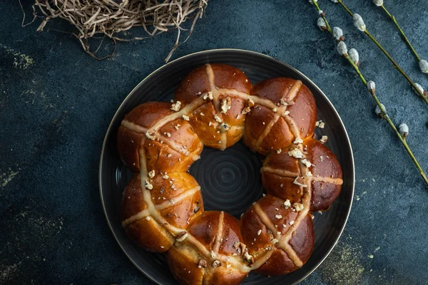 Easter cake and egg for the holiday. Homemade hot cross buns on Easter table. — Stock Photo, Image