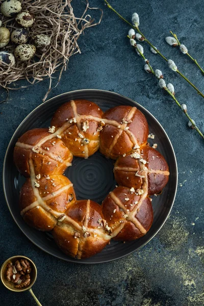 Easter cake and egg for the holiday. Homemade hot cross buns on Easter table. — Stock Photo, Image