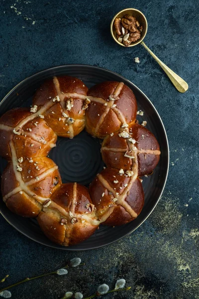 Easter cake and egg for the holiday. Homemade hot cross buns on Easter table. — Stock Photo, Image