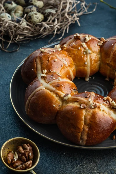 Easter cake and egg for the holiday. Homemade hot cross buns on Easter table. — Stock Photo, Image