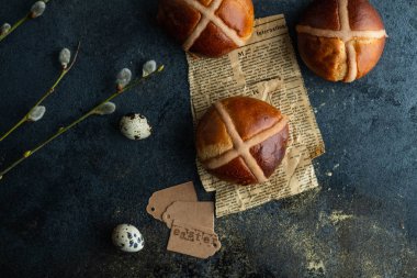 Geleneksel Paskalya cross buns Paskalya arka plan üzerinde.