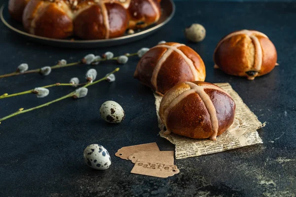 Traditional Easter cross buns on easter background. — Stock Photo, Image