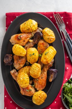 Baharatlı tavuk fırında patates, sarımsak, soğan, limon ve taze maydanoz ile. Sembolik görüntü. Ev yemek yaptım. Kavramı bir lezzetli ve sağlıklı yemek için.