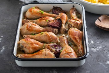 Siyah arka plan, kopya alanı üzerine kızarmış tavuk budu.