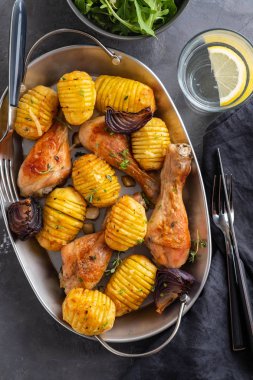 Mangalda tavuk budu ile haşlanmış patates ve sebze siyah arka plan üzerine. Uzay kopyalayın. Üstten görünüm.