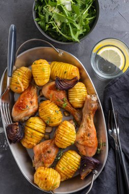 Mangalda tavuk budu ile haşlanmış patates ve sebze siyah arka plan üzerine. Uzay kopyalayın. Üstten görünüm.