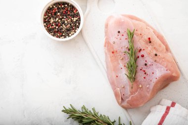 Ham Türkiye göğüs fileto otlar ile ahşap kesme tahtası üzerinde tablo üzerinde baharat beyaz. kopya alanı ile üstten görünüm