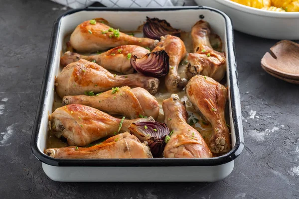 Siyah arka plan, kopya alanı üzerine kızarmış tavuk budu.