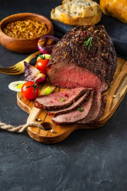 Taze ızgara et. Izgara dana biftek orta ahşap kesme tahtası üzerinde nadir.