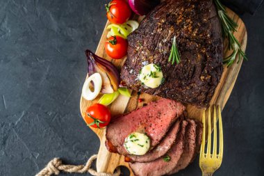 Taze ızgara et. Izgara dana biftek orta ahşap kesme tahtası üzerinde nadir.