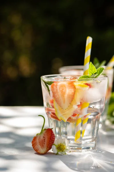 신선 한 딸기 칵테일. 신선 한 여름 칵테일과 딸기와 얼음을 곁들인 칵테일. 어두운 배경에서 딸기 소다 한잔하는 모습. — 스톡 사진