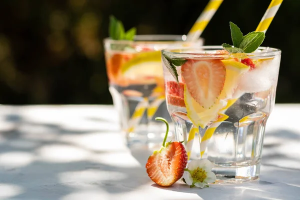 Cocktail di fragole fresche. Cocktail estivo fresco con cubetti di fragola e ghiaccio. Bicchiere di bibita alla fragola su sfondo scuro. — Foto Stock