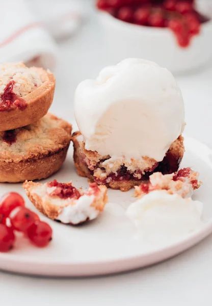 Galletas de pan corto con mermelada de grosella roja y una cucharada de helado de vainilla . — Foto de Stock