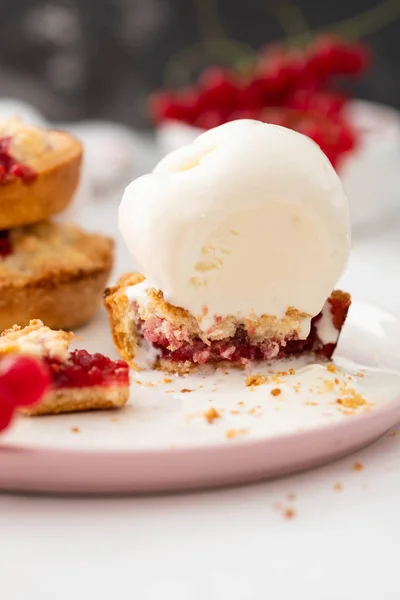 Galletas de pan corto con mermelada de grosella roja y una cucharada de helado de vainilla . — Foto de Stock