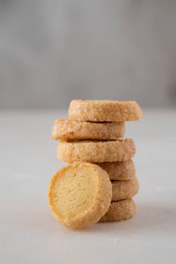 Kırıntıları ile yuvarlak ekmek Bisküvi Kurabiye yığını.