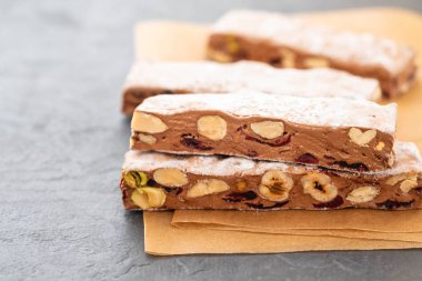 Geleneksel İtalyan şenlikli çikolata torrone veya Nuga fındık ile kapatın. Kopya alanı.