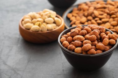 Kase siyah bir zemin üzerine çeşitli hayalarına. Kopya alanı.