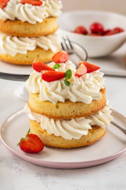 Vanilya beyaz zemin üzerine krem ile çilekli pasta. Kopya alanı.