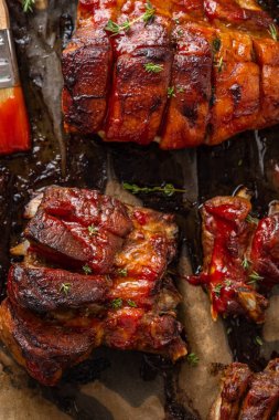 Fırın kağıt, üstten görünüm üzerinde domuz kaburga ızgara. Kopya alanı.