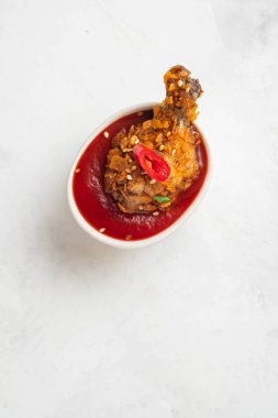 Tavuk kanadı sosu ve bir beyaz tahta üzerinde biber ile. Kopya alanı.