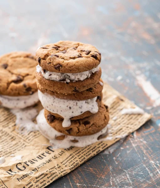 Kağıt arka plan üzerinde ev yapımı çikolata Chip Cookie dondurma Sandiwch.