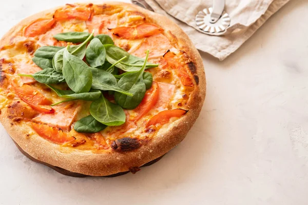 Traditionele huisgemaakte dunne korst pizza met spinazie, tomaat en mozzarella. Kopiëren van ruimte. — Stockfoto