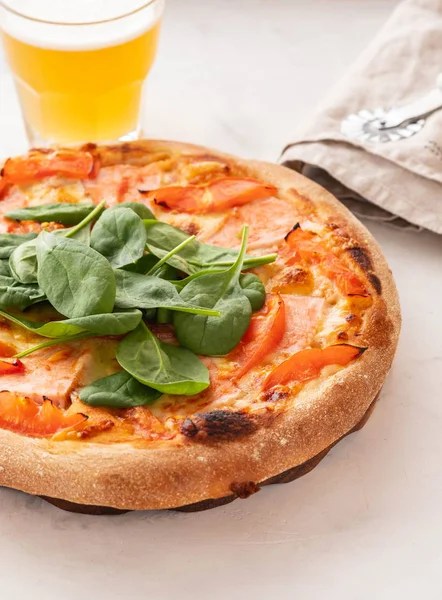 Traditionele huisgemaakte dunne korst pizza met spinazie, tomaat en mozzarella. Kopiëren van ruimte. — Stockfoto