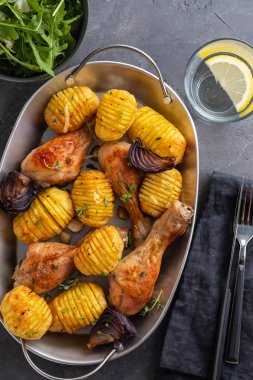 Mangalda tavuk budu ile haşlanmış patates ve sebze siyah arka plan üzerine. Uzay kopyalayın. Üstten görünüm.