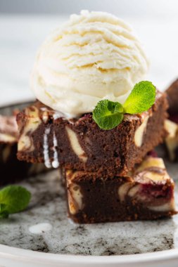 Vanilyalı dondurma, rasberry ve beyaz zemin üzerine nane ile çikolatalı kek. Kopya alanı.