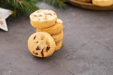 Kızılcık ve fındık ile Noel tatlılar. Noel dekorasyonu. Kopya alanı.