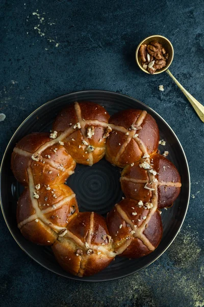 Easter cake and egg for the holiday. Homemade hot cross buns on Easter table. — Stock Photo, Image