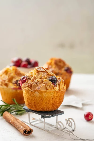 Muffins de arándanos caseros navideños. Pastel de Navidad en el fondo de Año Nuevo. Copiar espacio . — Foto de Stock