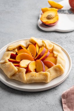 Fotokopi alanı ile beyaz masada Iştah yaz şeftali galeta. yemek kitabı veya yemek günlüğü için yaz açık tart fotoğraf.