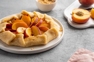 Fotokopi alanı ile beyaz masada Iştah yaz şeftali galeta. yemek kitabı veya yemek günlüğü için yaz açık tart fotoğraf.