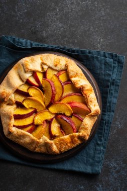 Siyah arka plan üzerinde lezzetli şeftali galette ile Plaka. Kopyalama alanı.